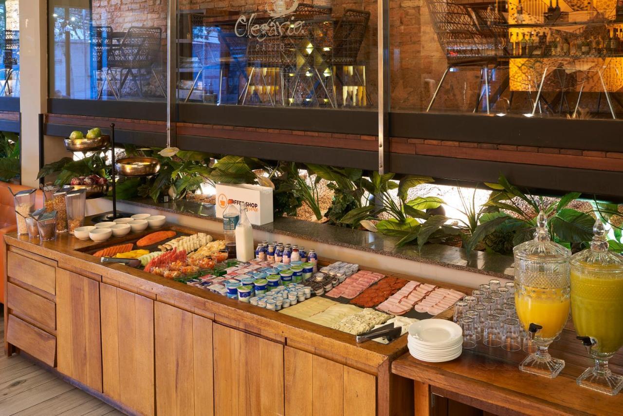 Radisson Blu Belo Horizonte Savassi Hotell Eksteriør bilde A buffet at a hotel