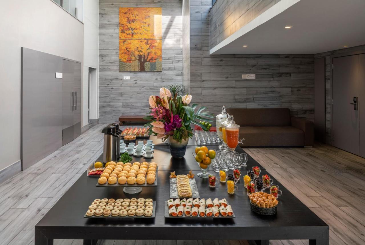 Radisson Blu Belo Horizonte Savassi Hotell Eksteriør bilde A buffet at a hotel